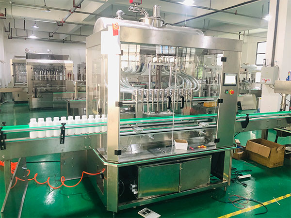 小型多頭定量灌裝機(jī)組裝現(xiàn)場